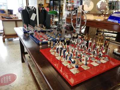 In esposizione, oltre a matite, gomme e cartelle, spiccano oggetti d�antan come clessidre, scacchiere...
